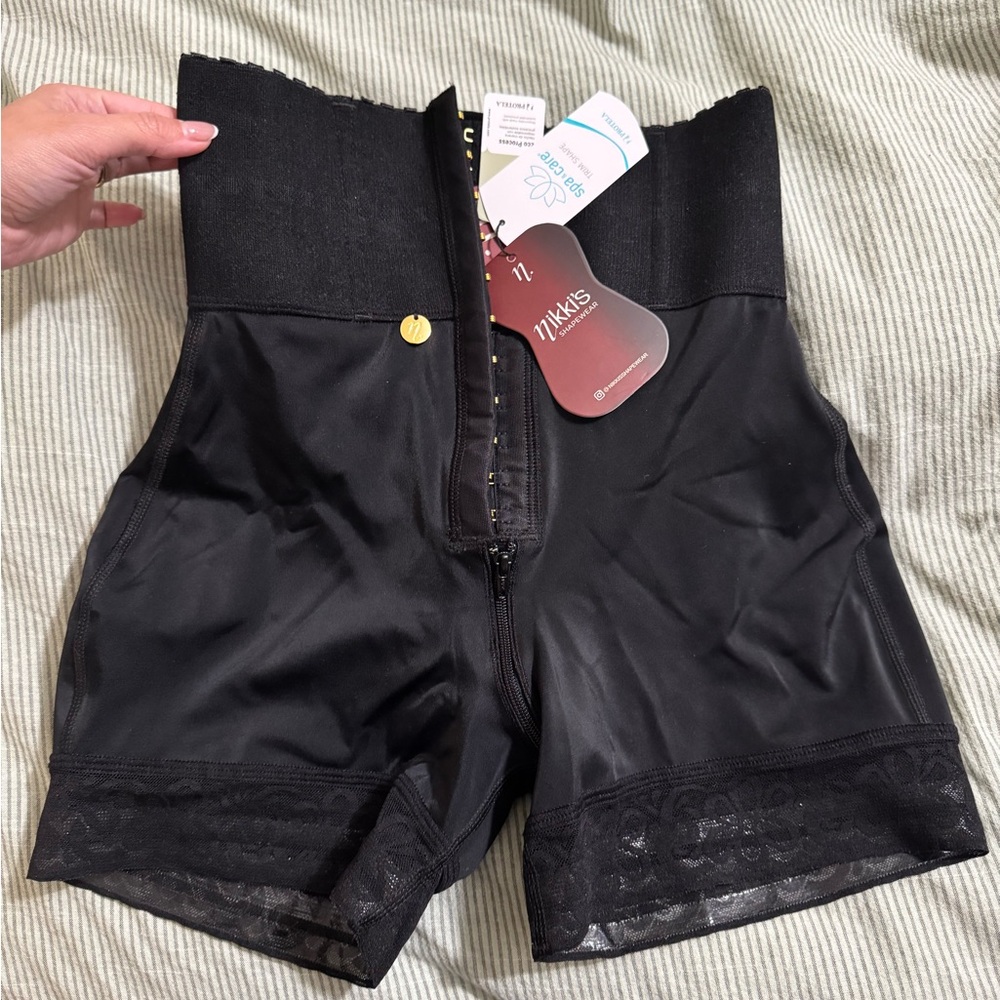 Nikki’s shapewear short atenea